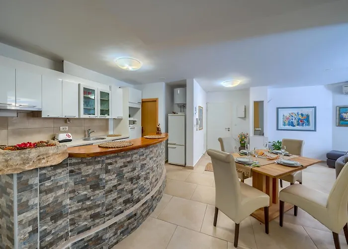 Iva - Znjan Apartmán *